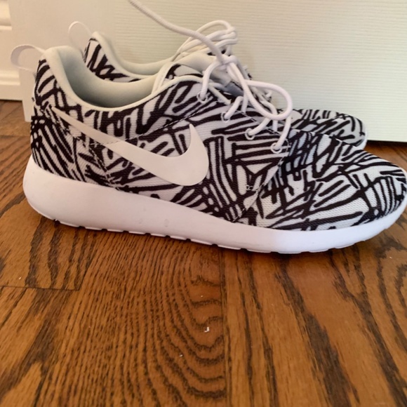 🖤🤍Nike Women’s Roshe One Print Casual Shoes, Black/White, size 9.5 - Picture 5 of 8